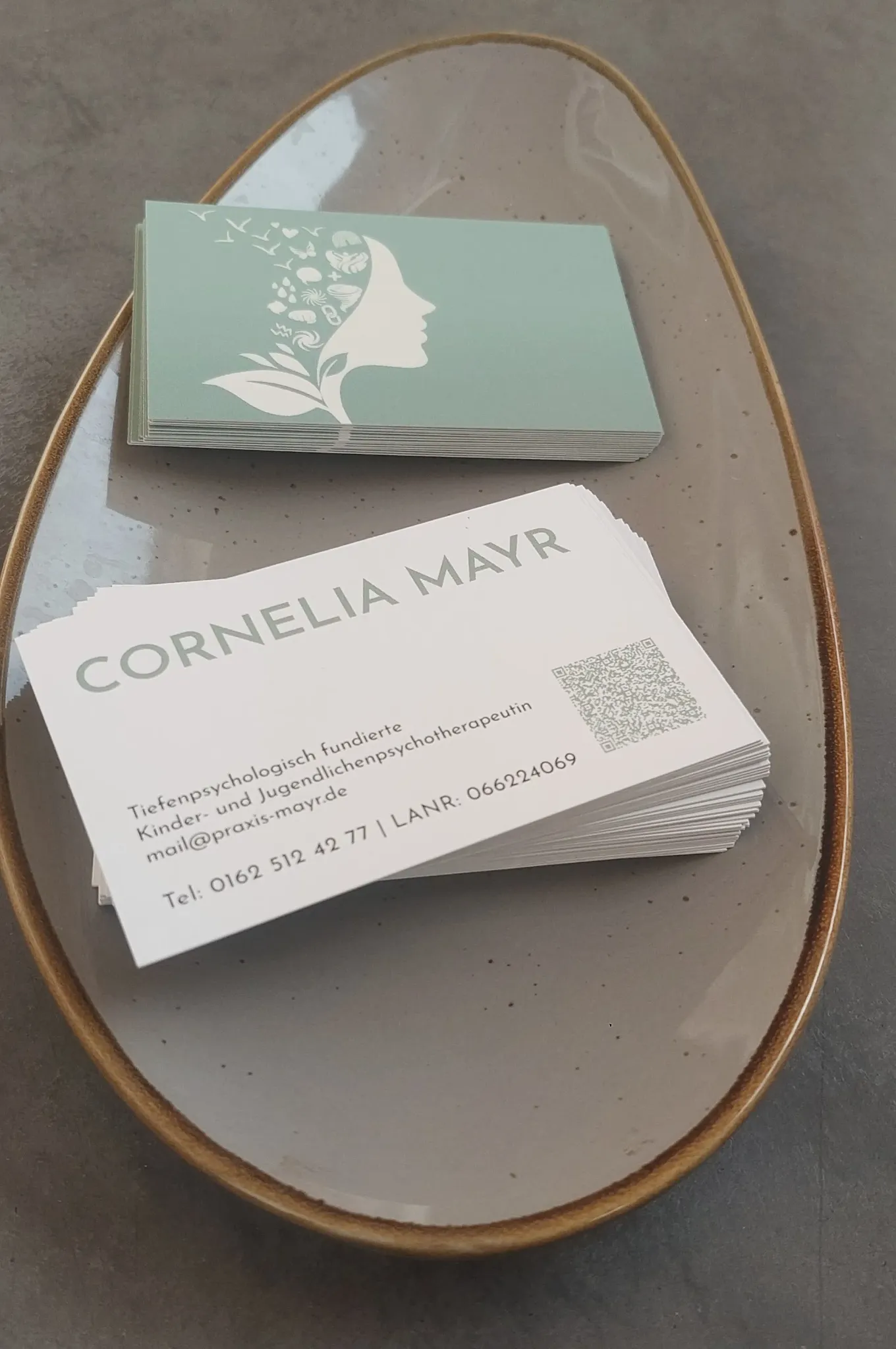 Echte Visitenkarten der Praxis Cornelia Mayr