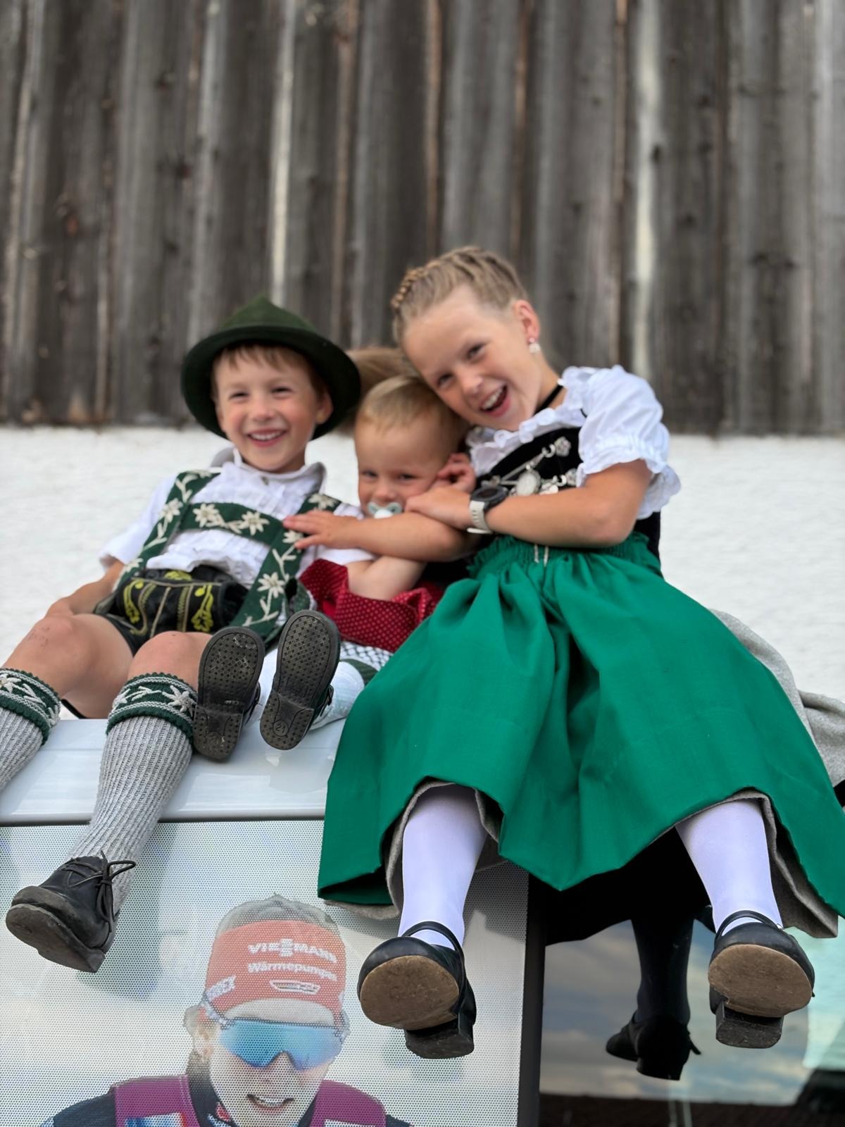 Kinder in Allgäuer Tracht
