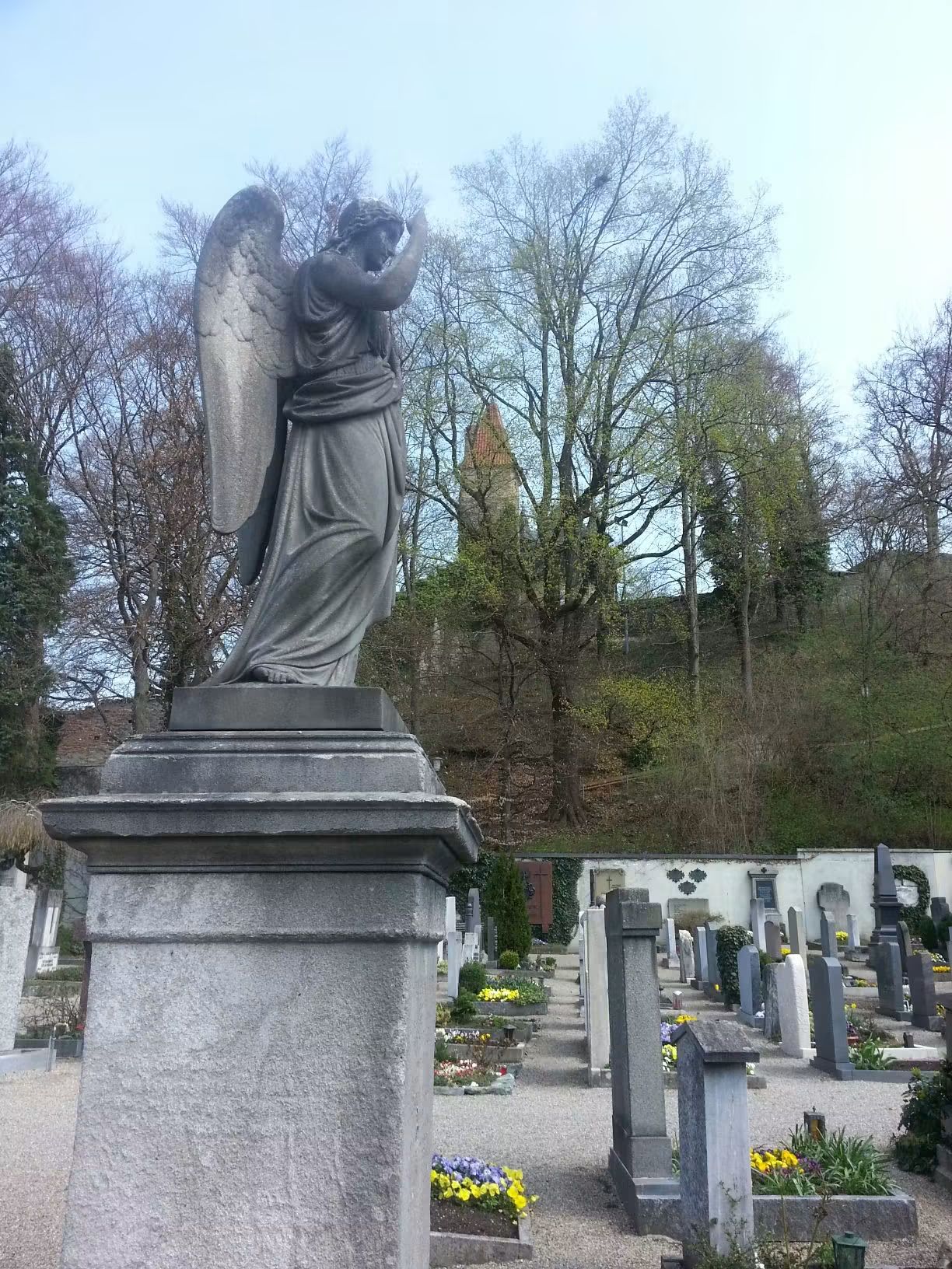 Steinfigur und Grabmal