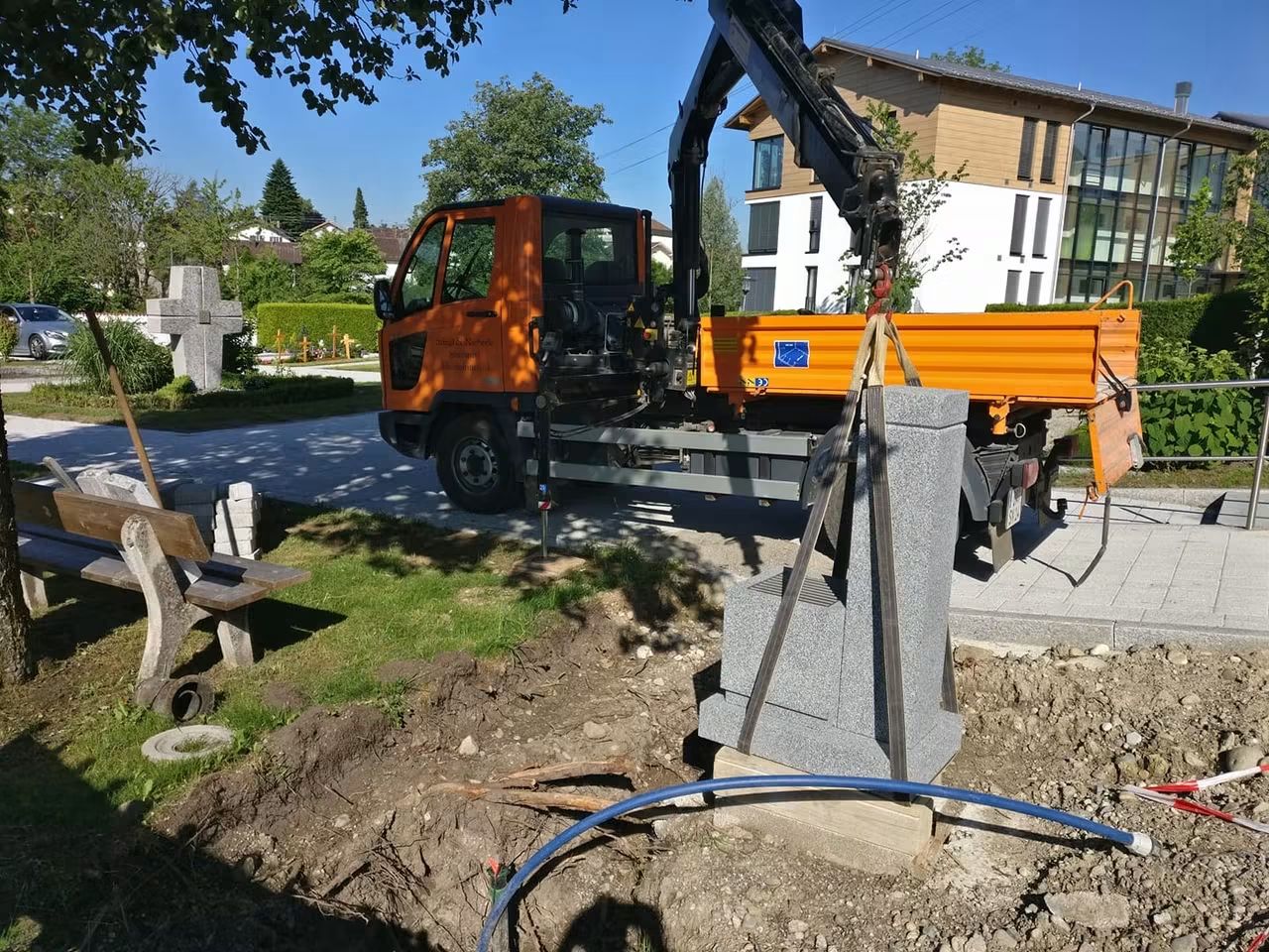 Kleinkran und Grabmalaufbau